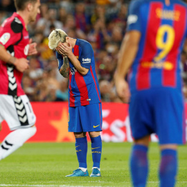 Messi se lamenta en un momento del partido contra el Alavés. REUTERS/Albert Gea