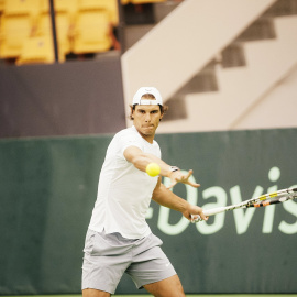 Rafa Nadal entrena en Odense antes de disputar la eliminatoria de Copa Davis. /REUTERS