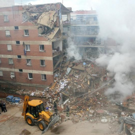 Los equipos de emergencia, en el lugar de la explosión de gas ocurrida en la calle Gaspar Arroyo de Palencia el 1 de mayo de 2007, en la que murieron nueve personas. EFE/Archivo