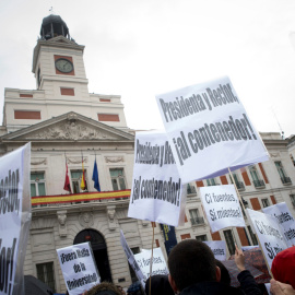 Varios cientos de alumnos y profesores de la Universidad Rey Juan Carlos (URJC), se han concentrado hoy en la madrileña Puerta del Sol para exigir la dimisión de Cristina Cifuentes, y del rector de la URJC, Javier Ramos.EFE