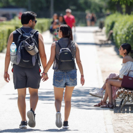 Una pareja pasea por un parque en Madrid. EFE/Emilio Naranjo