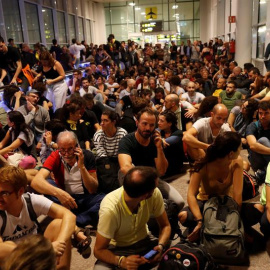Miles de personas concentradas en el Aeropuerto del Prat tras la llamada de Tsunami Democràtic. EFE/Toni Albir