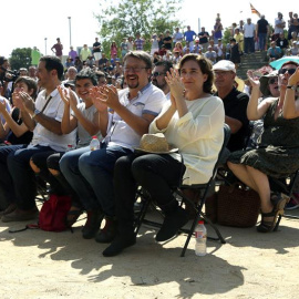 El líder de En Comú Podem, Xavier Domenech, junto a la alcaldesa de Barcelona, Ada Colau, durante el acto de conmemoración del 40 aniversario de la primera manifestación que se realizó un 11 de septiembre. /EFE