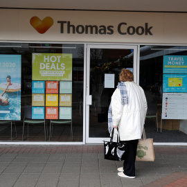Imagen recurso de una mujer entrando a una oficina turística de Thomas Cook. / Reuters