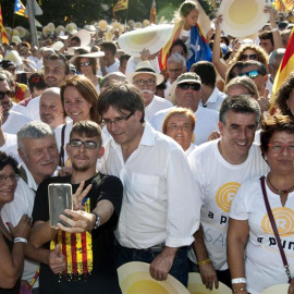 El presidente de la Generalitat, Carles Puigdemont durante su asistencia a la manifestación que bajo el lema "A punt". EFE/Robin Townsend