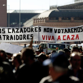 Vista de la manifestación de organizaciones de ganaderos, agricultores, pescadores, cazadores y criadores de toros bajo el lema "Por el respeto al mundo rural y sus tradiciones", esta mañana en Madrid. EFE/Javier Lizón.