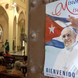 Cartel de bienvenida al Papa Francisco en una iglesia de La Habana.
