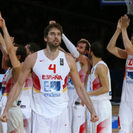 Los jugadores de la selección española celebran en la cancha la victoria contra Francia. /EFE