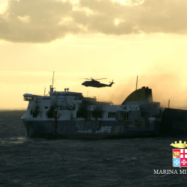 Equipos de rescate acudiendo al ferri en llamas. REUTERS/Marina Militare/Handout via Reuters