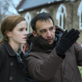 Amenábar, en el rodaje, con Emma Watson.