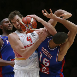 Uno de tantos balones que disputaron Gasol y Gobert. /EFE