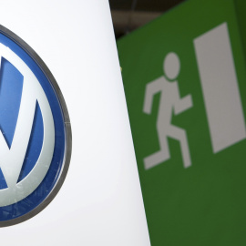 El logo de Volkswagen cerca de un cartel que indica una salida de emergencia en el salon  del automóvil de Ginebra. REUTERS/Valentin Flauraud
