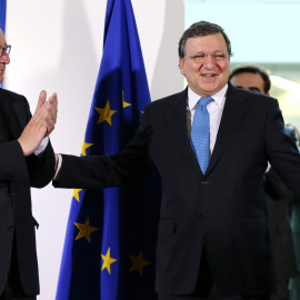 El anterior presidente de la Comisión Europea, Jose Manuel Barroso, recibe el aplauso de su sucesor Jean-Claude Juncker, en la ceremonia de traspaso de poderes en octubre de 2014. REUTERS/Francois Lenoir