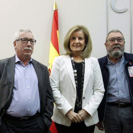 La ministra de Empleo, Fátima Bañez, con los secretarios generales de CCOO, Ignacio Fernández Toxo, y de UGT, Cándido Méndez. EFE
