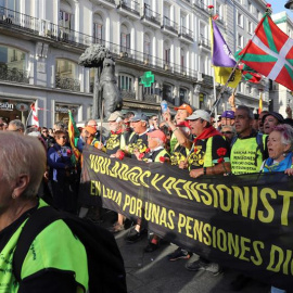 Momento en el que los pensionistas llegados de diferentes partes del Estado se encuentran en la Puerta del Sol y marchan hacia el Congreso de los Diputados | Kiko Huesca / EFE