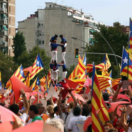 Una colla castellera levanta un castillo en la Meridiana de Barcelona durante la Diada. /EFE