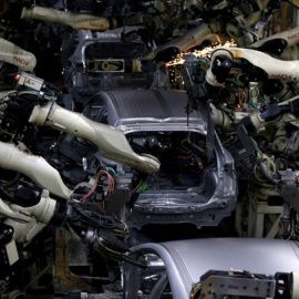 Los robots hacen carcasas del automóvil híbrido Prius de Toyota Motor Corp en la línea de montaje de la planta Tsutsumi en Toyota/Reuters