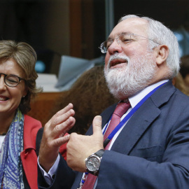 La ministra de Medio Ambiente, Isabel García Tejerina, y el comisario europeo del ramo, Miguel Arias Cañete, durante la reunión. EFE