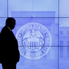 Un guardia camina delante de una imagen de la Reserva Federal antes de una conferencia de prensa en Washington. REUTERS/Kevin Lamarque