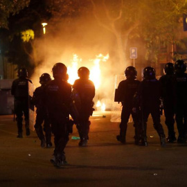 Mossos d'Esquadra durante los disturbios que se están produciendo este miércoles tras la concentración de miles de personas ante la consellería de Interior, en Barcelona. (EFE)