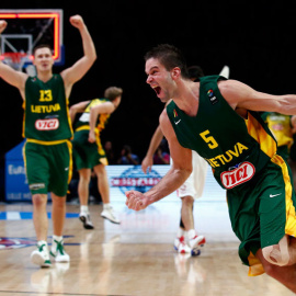Los jugadores de Lituania celebran la victoria ante Serbia en el Eurobasket. REUTERS/Benoit Tessier