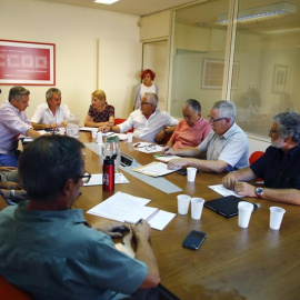 Los secretarios generales de CCOO y UGT, Ignacio Fernández Toxo (2d) y Pepe Álvarez (3d), respectivamente, durante la reunión que han mantenido hoy para analizan la situación política y fijan las prioridades del movimiento sindical en el pr