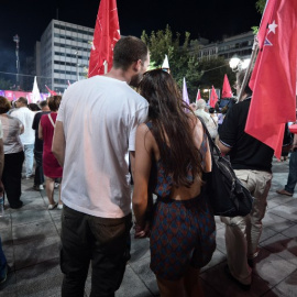 Dos jóvenes en el mitin de Alexis Tsipras./ AFP