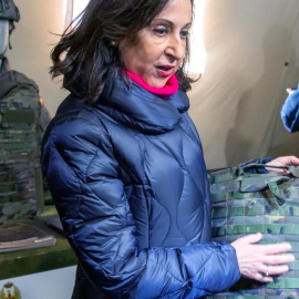 La ministra Margarita Robles muestra el chaleco de protección para las mujeres del Ejército | EFE