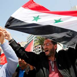 Un grupo de palestinos protesta en Nablus contra el bombardeo contra Damasco. /REUTERS