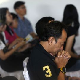 Familiares lloran al ser informados de que han encontrado cadáveres del avión desaparecido de AirAsia en Alta Mar tras días de espera en el aeropuerto de Juanda, en Surabaya. REUTERS