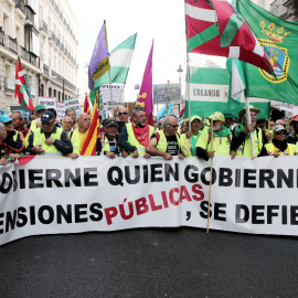 Cabeza de la manifestación de los pensionistas, en la que se porta una pancarta en la que se lee el lema de la manifestación: "Gobierne quien gobierne, las pensiones públicas, se defienden"./ Eduardo Parra (Europa Press)