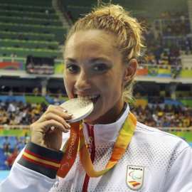 Sarai Gascón posa con su medalla de plata en los 100 libre en los Juegos Paralímpicos.