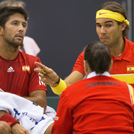 Fernando Verdasco y Rafael Nadal, junto a la capitana Conchita Martínez, durante un momento del partido. - EFE