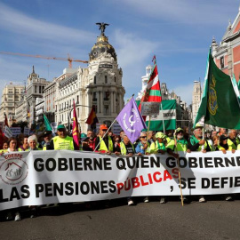 La pancarta de la cabecera en la que se reclaman pensiones dignas independientemente de quién Gobierne, | Chema Moya / EFE