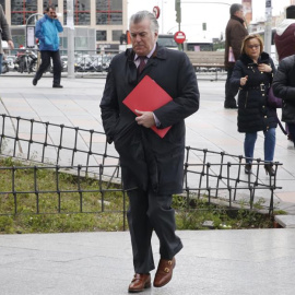 El extesorero del PP Luis Bárcenas llega a los Juzgados de Plaza de Castilla, donde declara hoy de nuevo en calidad de testigo ante la titular del juzgado de instrucción número 32 de Madrid. EFE/Zipi