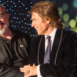 Álex de la Iglesia y Raphael durante el rodaje de la película.