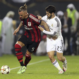 Isco lucha por un balón con Mexes durante el partido. REUTERS