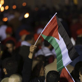 Centenares de palestinos participan en la celebración del 50 aniversario de la Organización para la Liberación de Palestina (OLP) frente a la sede de la presidencia palestina en Ramala, Cisjordania