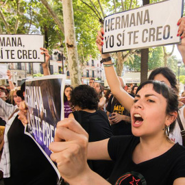 Varios centenares de personas, en su mayoría mujeres, se han concentrado hoy en Sevilla.- EFE