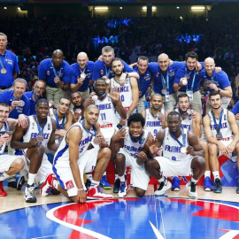 Los jugadores franceses posan con la medalla de bronce conseguida ante Serbia. - EFE