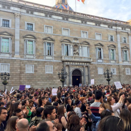 Concentració a la Plaça de Sant Jaume de Barcelona en rebui de la sentència que absol 'La Manada' de violació | @CDR_EsqEixample.