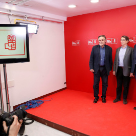 Los tres candidatos que concurren en el proceso de primarias del PSOE-M para elegir al cabeza de lista al Ayuntamiento de Madrid, Pepu Hernández (i), el concejal del Ayuntamiento Chema Dávila (c) y el exalcalde de Fuenlabrada Manuel de la R