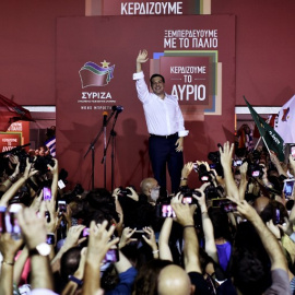 El ganador de las elecciones griegas, Alexis Tsipras, saluda a sus seguidores tras los comicios. - AFP