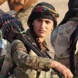 Imagen de Asia Ramazan Antar, conocida como la 'Angelina Jolie kurda', preparándose para el combate en la frontera de Turquía/TWITTER