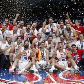 Los jugadores de la selección española posan con la medalla de oro y el trofeo del Eurobasket. - REUTERS