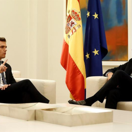 El presidente del Gobierno en funciones, Pedro Sánchez (d), se reúne con el líder de Ciudadanos, Albert Rivera, con quien concluye la ronda que ha mantenido con los responsables de la oposición para tratar el nuevo escenario de tensión en C