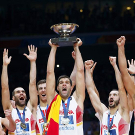 Felipe Reyes levanta el trofeo que proclama a España campeona de Europa de baloncesto. - EFE