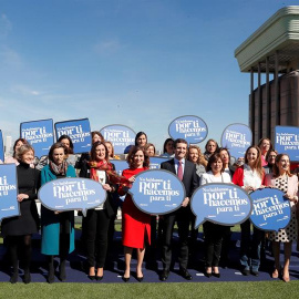 Foto de familia del acto con candidatas autonómicas y municipales del PP con motivo Día Internacional de la Mujer. En la imagen: la portavoz del PP, Dolors Montserrat (i);la candidata del PP a la Presidencia de la Comunidad de Madrid, Isabe