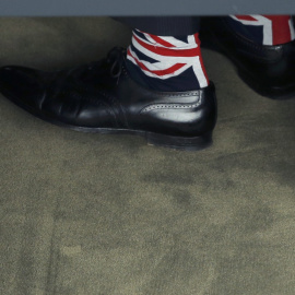 Los calcetines de Farage, miembro del partido UKIP y el MEP, se ven debajo de su escritorio durante una sesión de votación en el Parlamento Europeo en Estrasburgo. REUTERS/Vincent Kessler