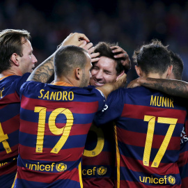 Los jugadores del Barcelona celebran uno de los tantos de Messi. - REUTERS